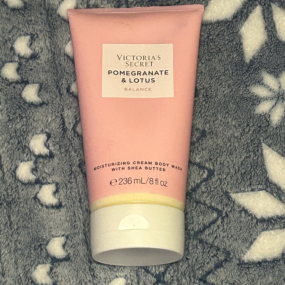 Victoria's Secret Pomegranate & Lotus Body Wash - Pink